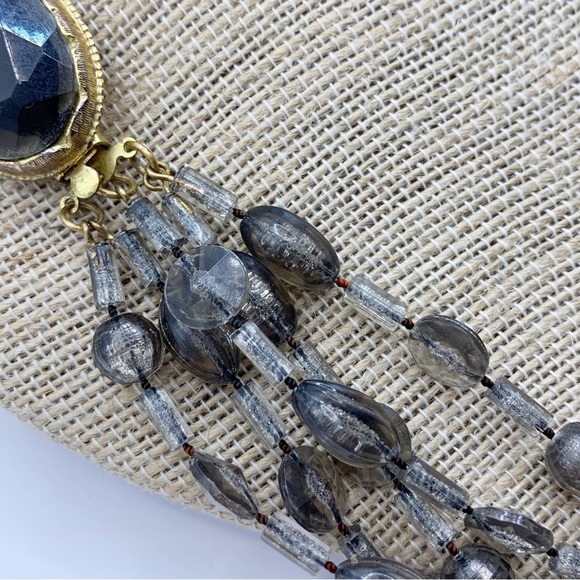 Vintage multistrand lightweight gray plastic bead necklace with decorative clasp - Picture 12 of 12